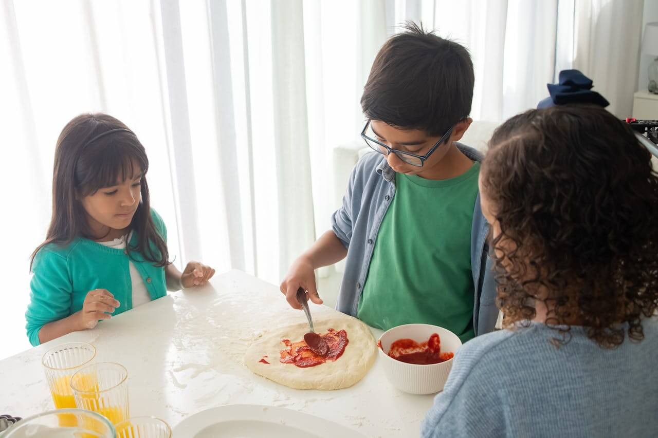 kids making pizza